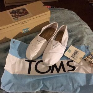 NEVER WORN White Toms, comes with flag + box
